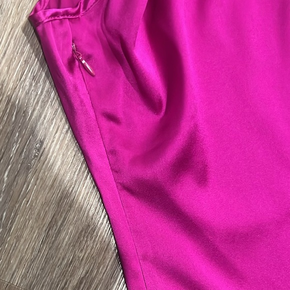 Cache women’s fushia silk jewled neck sleevless top
Size XS NWT - Picture 4 of 8
